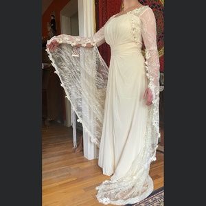 Long Sleeve Lace Wedding Dress/Evening Gown